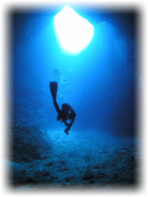 冒険心くすぐる水中洞窟
